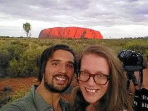 Junto a su mujer en Uluru, Australia. 