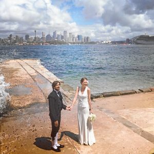 Un momento de su boda en Sídney, con trajes de Justo Algaba y Frank Sarabia.