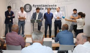 Un momento de la rueda de prensa del alcalde de Huelva, Gabriel Cruz, en la que anunció que ahora tampoco habrá venta del Recre.