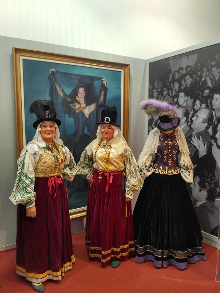 Mujeres de Puebla de Guzmán con el traje típico.