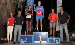 Podio femenino de la prueba atlética celebrada en la noche del sábado.