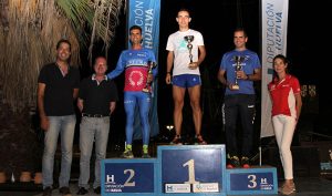 Los primeros clasificados en la categoría masculina de V Carrera Nocturna 'Entorno de La Rábida'.