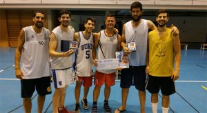 Formación del '¡Qué rico hijo!', campeón de la XXV Liga de Verano de baloncesto de Punta Umbría.