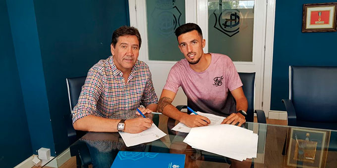 Alberto Quiles -derecha-, "muy feliz" por volver al Recre, su casa. / Foto: @recreoficial.