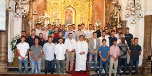 Consejo de administración, técnicos, jugadores y párroco que ofició la Misa, ante la Virgen de la Cinta. / Foto: recre.org.