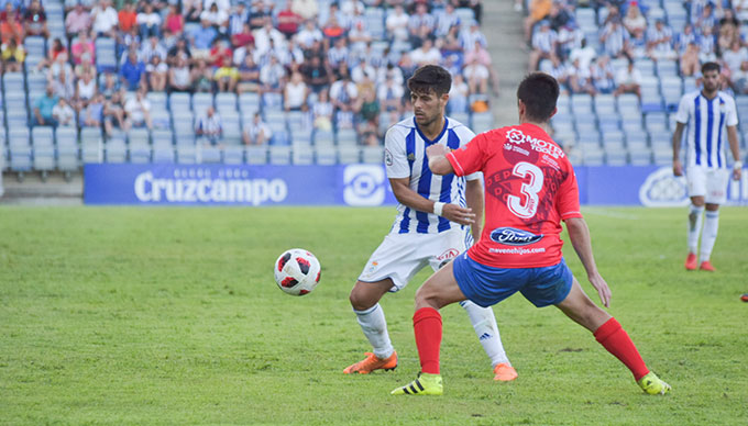 Carlos Martínez regresa a la convocatoria del Recre para el partido ante el Almería B. / Foto: Pablo Sayago.