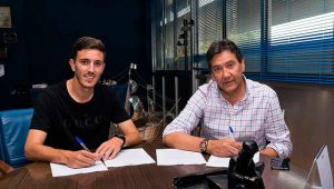 Alberto Ródenas -izquierda-, junto al presidente del club, Manolo Zambrano, en el momento de firmar por el Decano. / Foto: Pablo Sayago.