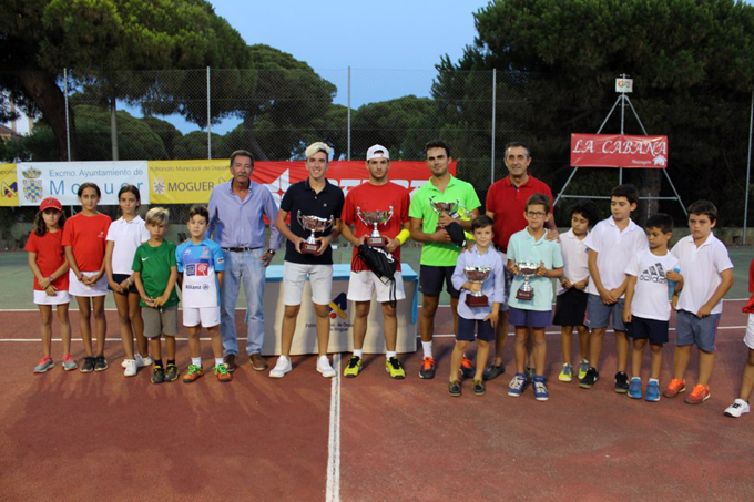 Todos los premiados, junto a los concejales del Ayuntamiento de Moguer.