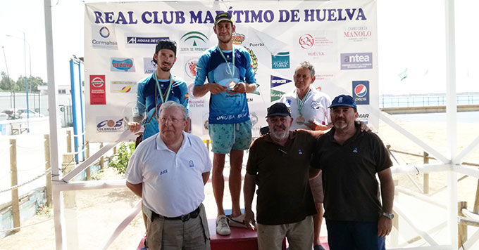 Los primeros clasificados en la prueba náutica celebrada este domingo.