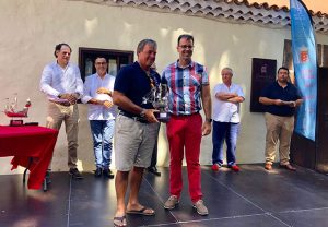 Adasat Reyes, alcalde de San Sebastián de La Gomera, con uno de los galardonados.