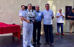 El presidente del Cabildo de La Gomera, Casimiro Curbelo, con la tripulación del Sirius VI.