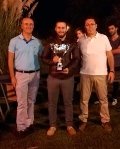 Antonio Ramón Hernández -en el centro-, ganador del III Circuito Nocturno de Ajedrez en la Playa.