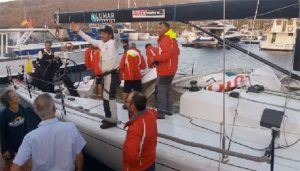 Ricardo Terrades celebra el triunfo en la Regata tras llegar a La Gomera, a bordo del Sirius VI.