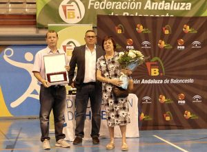 Momento del homenaje a la figura del periodista Manuel Ortíz Trixac 'Boby', recientemente fallecido. / Foto: @fabhuelva. 