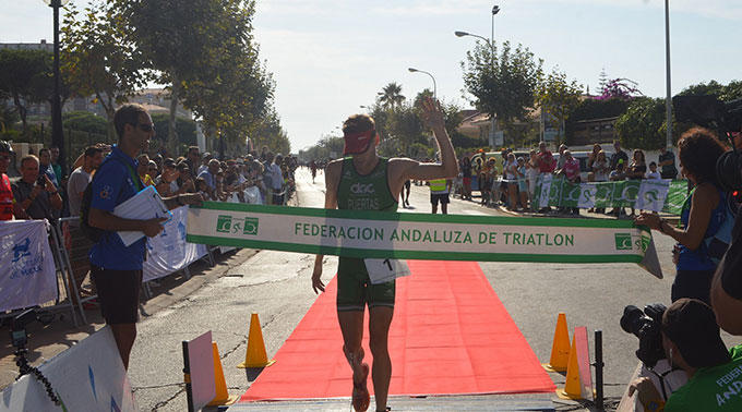 El ganador masculino, Camilo Puertas Fernández, del Montilla-Córdoba Triatlón, en el momento de llegar a la meta.