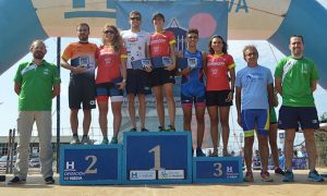 Los ganadores, masculinos y femeninos, en la prueba celebrada en Punta Umbría.