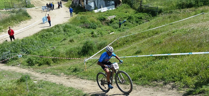 Imagen de una prueba anterior del Circuito celebrada en Paterna del Campo. / Foto: andaluciaciclismo.com.