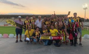 Algunos de los aficionados del San Roque desplazados hasta Algeciras, celebrando el empate. / Foto: @PASIONAURINEGR2.