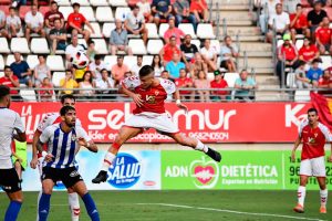 Dani Aquino, con un soberbio cabezazo, hizo el 2-0. / Foto: @realmurciacfsad.