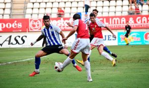 Héber Pena, un peligro constante, intenta superar a Israel Puerto. / Foto: @realmurciacfsad.