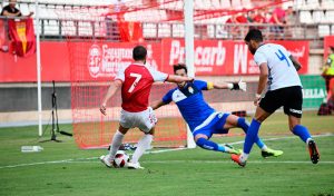 Marc Martínez, sobre todo en el primer tiempo, fue el más destacado del Recre. / Foto: @realmurciacfsad.