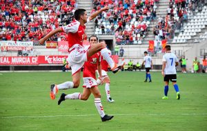 El palmerino Jesús Alfaro celebra el primer gol de su equipo. / Foto: @realmurciacfsad.