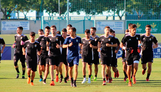 Los recreativistas ultiman los detalles para el partido del domingo ante el UCAM Murcia. / Foto: @recreoficial.