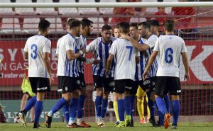 El Recre hace piña para sacar adelante su exigente partido en casa ante el UCAM Murcia. / Foto: Guillermo Carrión-Nacho García-La Verdad de Murcia.