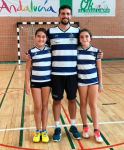 Rocío Molina y Alba María Osuna, junto al técnico, Eliezer, participaron en la concentración SBC celebrada en San José de la Rinconada.