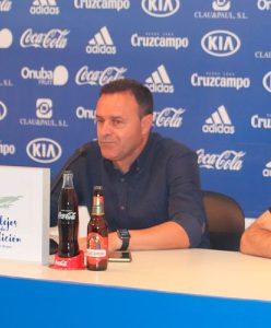 José María Salmerón, entrenador del Recreativo, durante la rueda de prensa de este viernes. / Foto: @recreoficial.