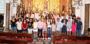 Directivos, técnicos y jugadoras del primer plantel y del equipo de Segunda División, ante la patrona de Huelva. / Foto: @sportinghuelva.