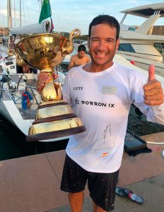 Ricardo Terrades, del RCMTPU, muestra orgulloso la 'Gold Cup Swan 45' que les acredita como campeones del mundo.