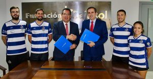 Imagen de familia tras la firma del nuevo convenio entre la Fundación Cajasol y el Club de Bádminton IES la Orden de Huelva.