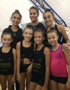 Lucía, María, Jezabel, Yolanda y Clara, con la subcampeona olímpica, Lourdes Mohedano, y Natalia-García.