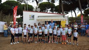 Foto de familia de Perico Delgado con los alumnos de la Escuela.