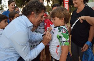 El gran ciclista segoviano firmando un autógrafo en su maillor a uno de los alumnos.