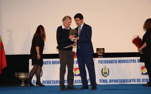 El veterano atleta Julio Fernández fue reconocido con el premio a la Excelencia Deportiva.