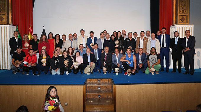 Foto de familia de los premiados en la XXII Gala del Deporte de Ayamonte.