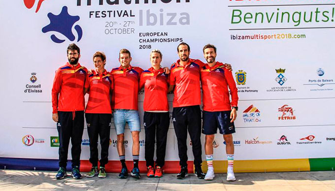 Componentes del equipo español de duatlón cross, en sus diferentes categorías, que participan en el Europeo de Ibiza.