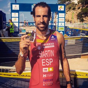 Emilio Martín con la medalla de finisher tras cerrar cuarto el Europeo de Duatlón Cross. / Foto: @emiduatlon.