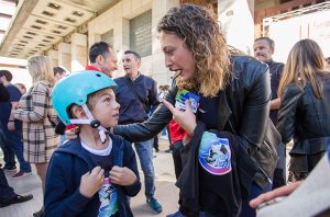 María José Pulido, concejala de Participación Ciudadana, Deportes y Universidad, con uno de los participantes en la Feria del Deporte.