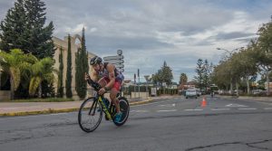 Un centenar de participantes reunió el triatlón ayamontino. / Foto: Juanma Arrazola.