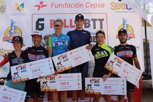 Los diversos ganadores en la prueba ciclista celebrada en Moguer.