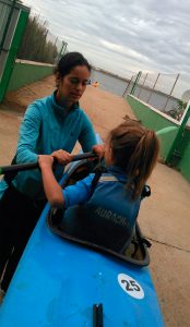 Un momento de la jornada de Puertas Abiertas. En la imagen, una niña aprendiendo el paleo con una monitora.