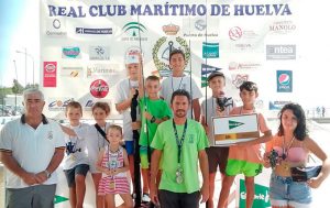 Los ganadores de los primeros concursos de pesca con motivo de la festividad de la Virgen del Pilar.