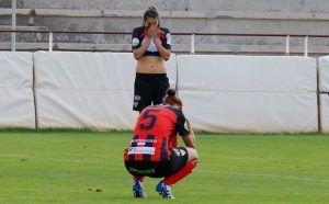 Tristeza en las jugadoras del Sporting tras ver como en el último minuto se escapaba un punto. / Foto: www.lfp.es.