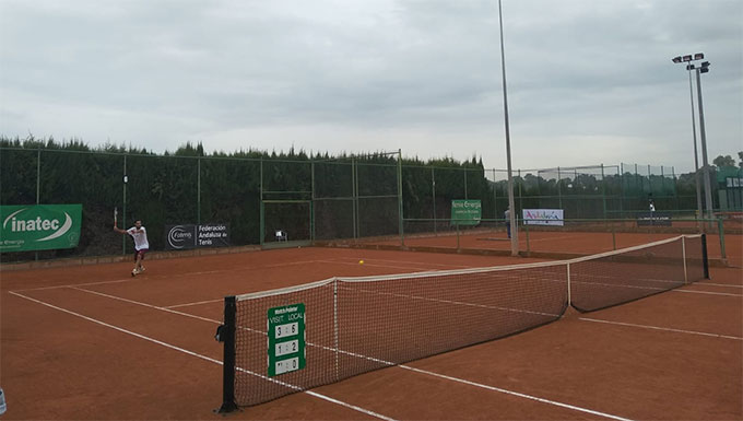 Este domingo de deciden las finales masculina y femenina del Campeonato de Andalucía Absoluto de Tenis. / Foto: www.fatenis.com.