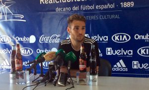 Tropi, centrocampista del Recre, durante la rueda de prensa. / Foto: @recreoficial.