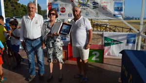 El presidente del RCMH hizo entrega a la viuda de Boby, María Victoria Vázquez Iglesias, de una placa conmemorativa.