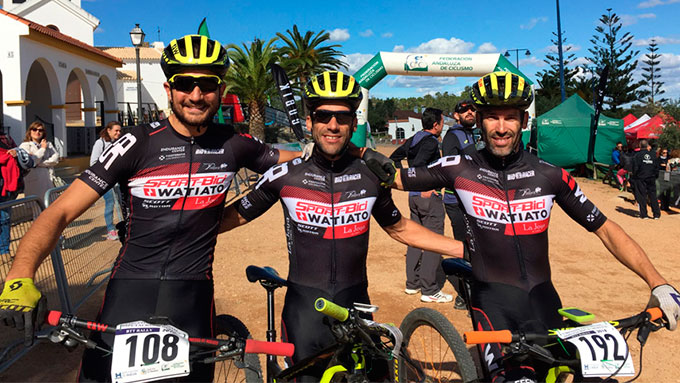 El podio Élite masculino lo formaron los hermanos Macías, José Carlos -ganador-, y Francisco Javier -segundo-, y Antonio David Villegas.